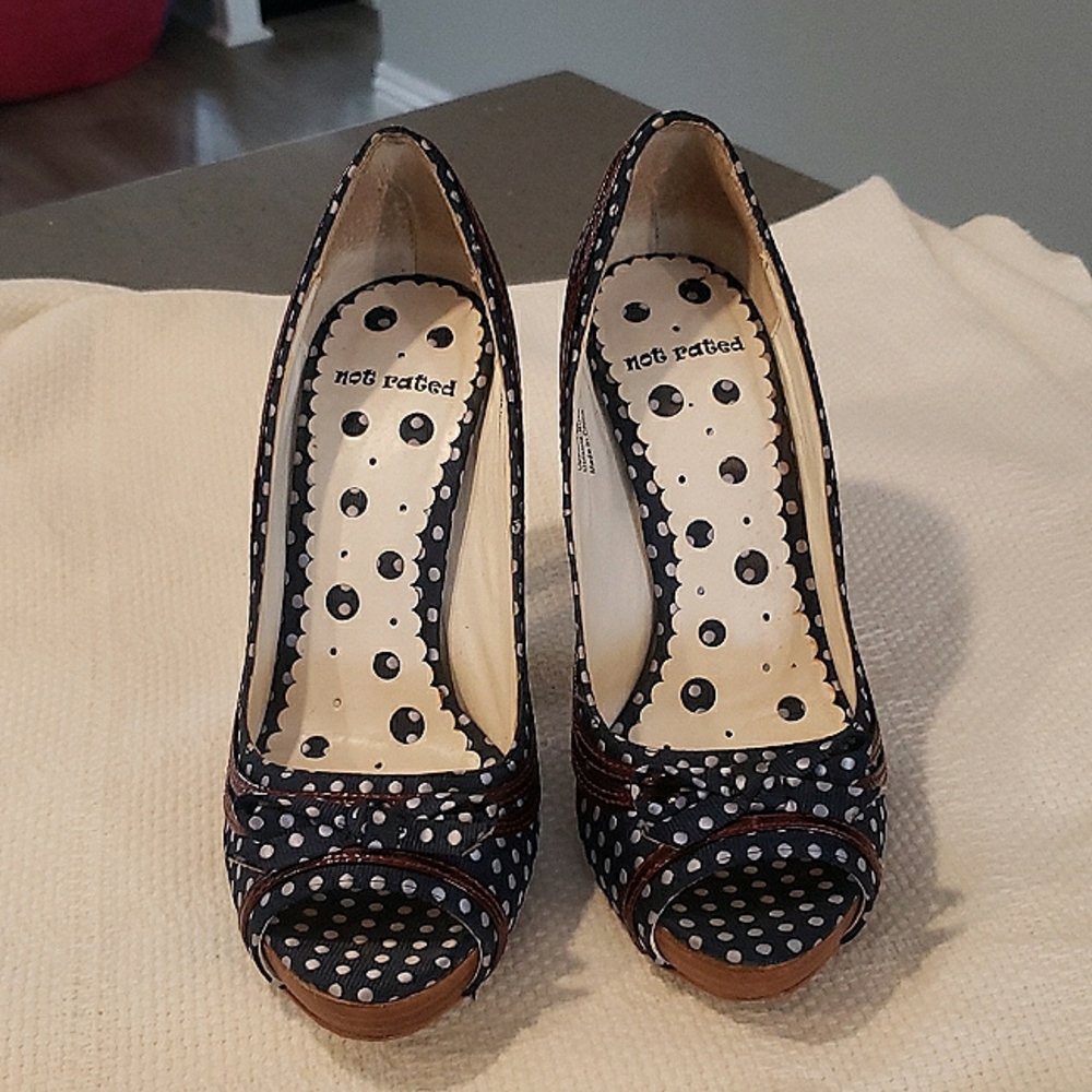 Polka-dot peekaboo toe pump.  Navy with white Polka-dots.  Size 7.